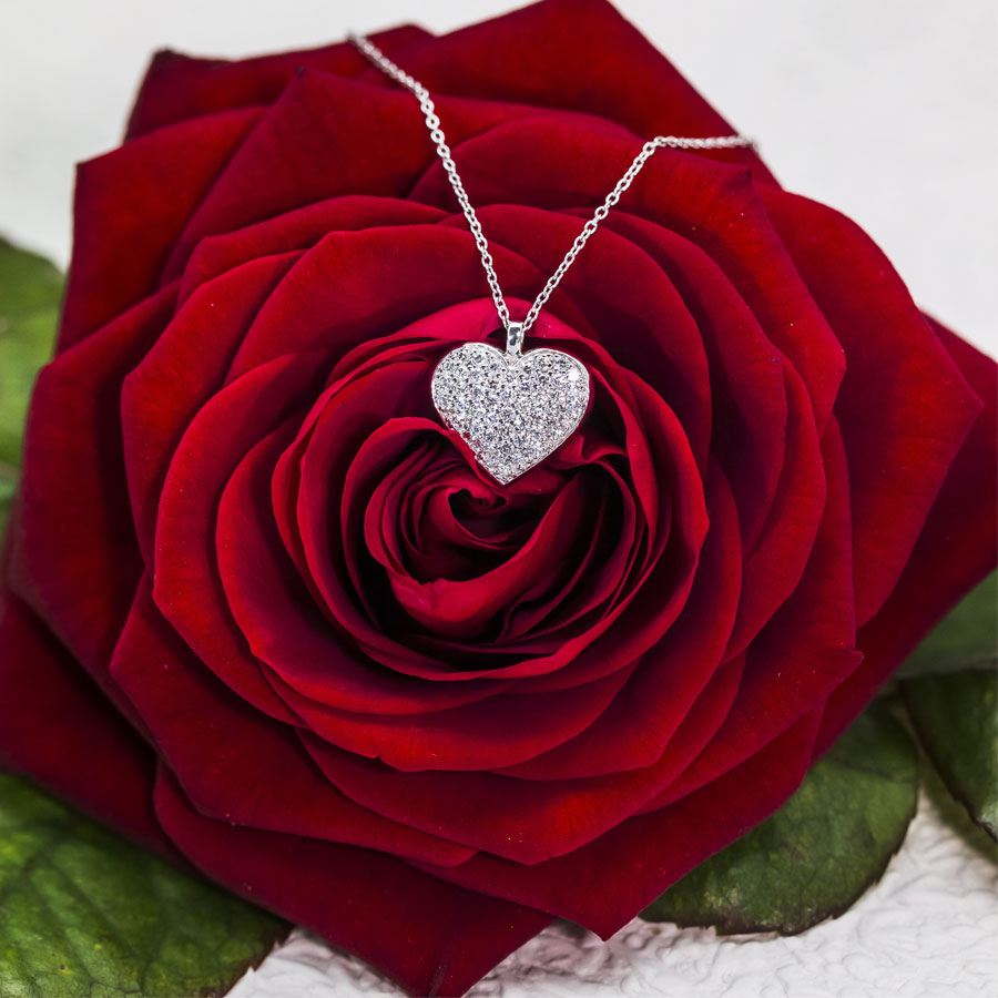 Collier pendentif Louis Vuitton Blossom, or rose et diamants